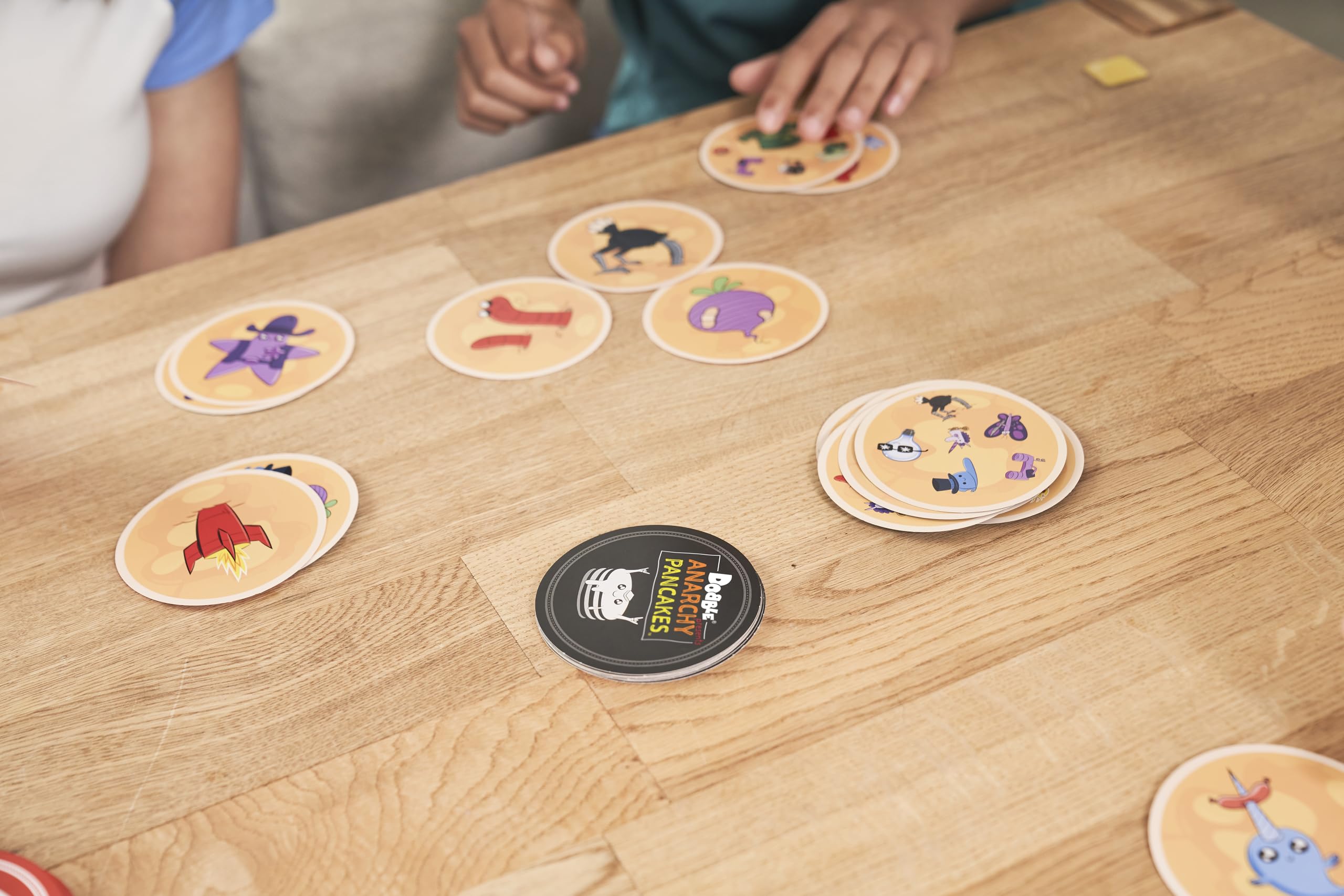dobble-anarchy-pancakes-kartenspiel-partyspiel-mehrsprachig image 8