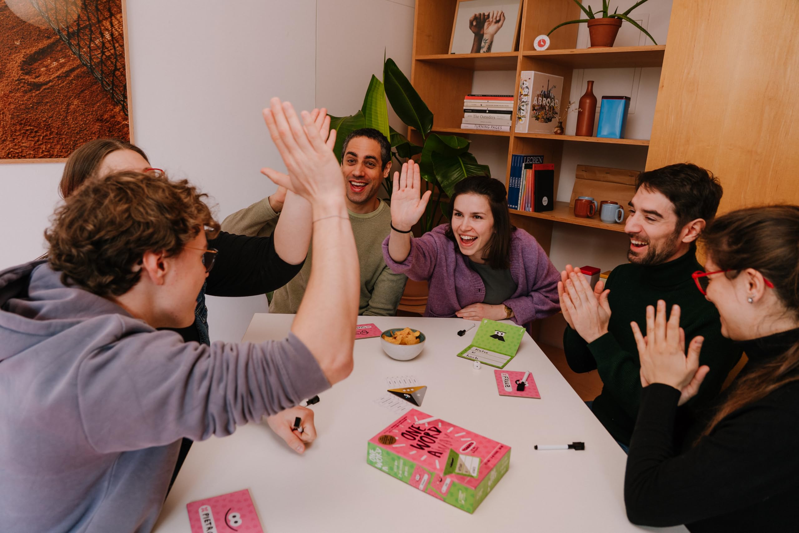 one-word-away-partyspiel-wortspiel-team-koop-deutsch image 6